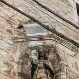 Sopra di essa � presente una misteriosa iscrizione legata a una leggenda. Si racconta infatti che in quel punto sia nascosto un tesoro: il primo per� che prover� ad avvicinarsi per impossessarsene cadr� e morir�